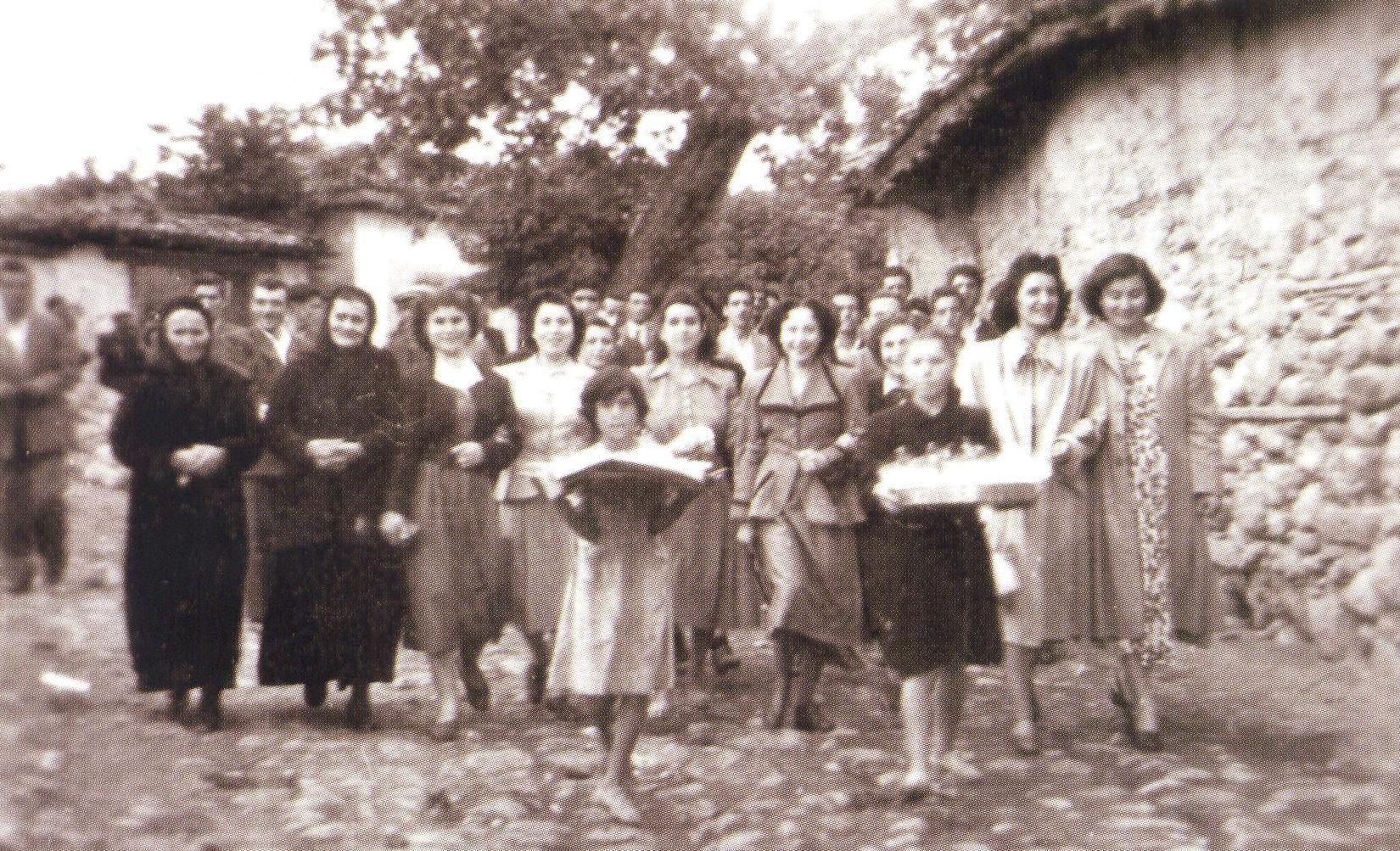 Γάμος – Τα δώρα της νύφης, 1948, περιοχή Μητροπόλεως, Αρχείο Μαυροκεφαλίδου Ελένης